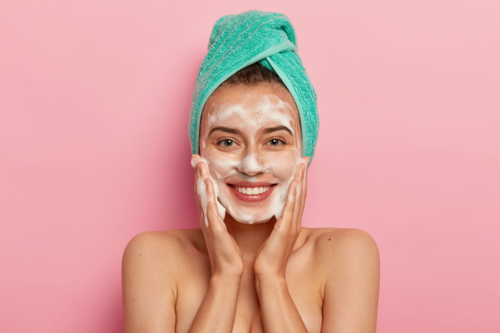 Nettoyant visage gel, mousse ou lait, que choisir selon votre peau